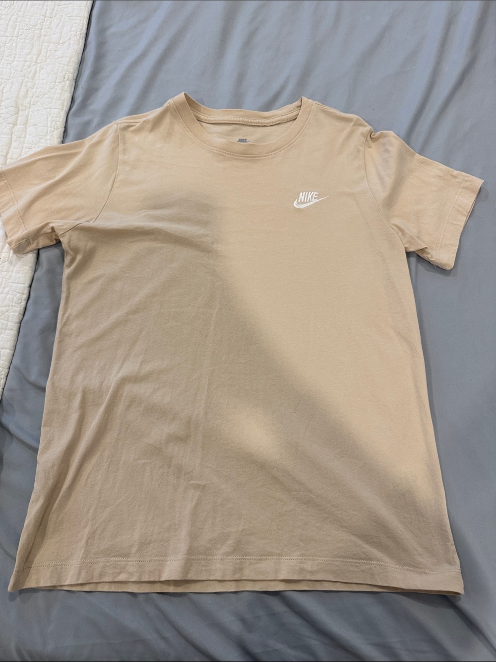 Nike boys Beige Short Sleeve Crew Tee. Used. Size  XL.